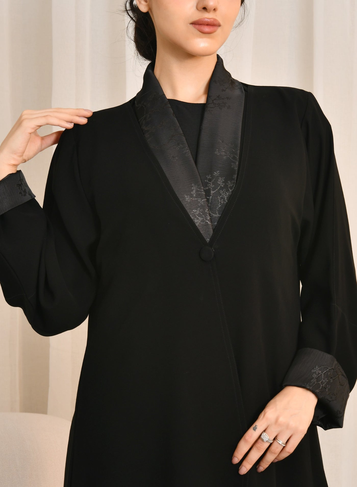 عباية سوداء بتداخل قماش الجاكار الصيفي على الياقة...