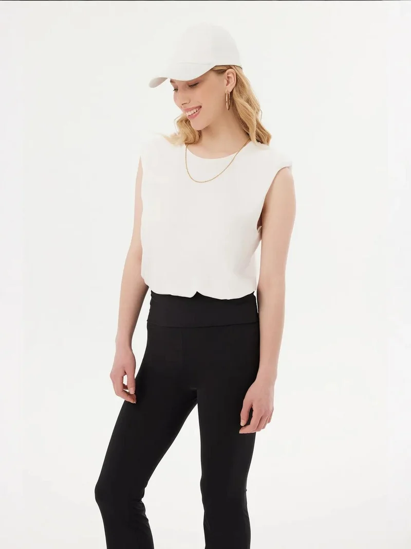 هيكاب بلوزة بدون أكمام بياقة مستديرة وحافة خام