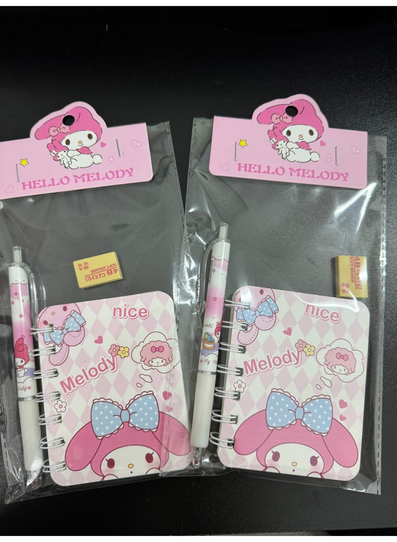 سانريو مجموعة أدوات مكتبية مشتركة العلامة التجارية من سانريو 4 في 1 (دفتر ملاحظات A7، قلم حبر جاف، ممحاة، ملصقات) - نمطان، يتم شحنهما بشكل عشوائي. - Image 1