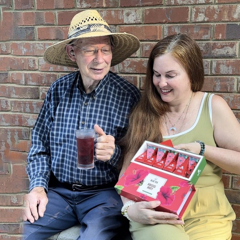 BLUE TEA شاي أزرق - شاي الكركديه - صندوق هدايا - شاي عشبي بالنعناع - 10 أكياس شاي | حزمة العافية | نكهة لاذعة - غنية بفيتامين C - خالية من الجلوتين - خالية من الكافيين - مستندة إلى الزهور | مميز في برنامج شارك تانك | سلة هدايا - Image 5