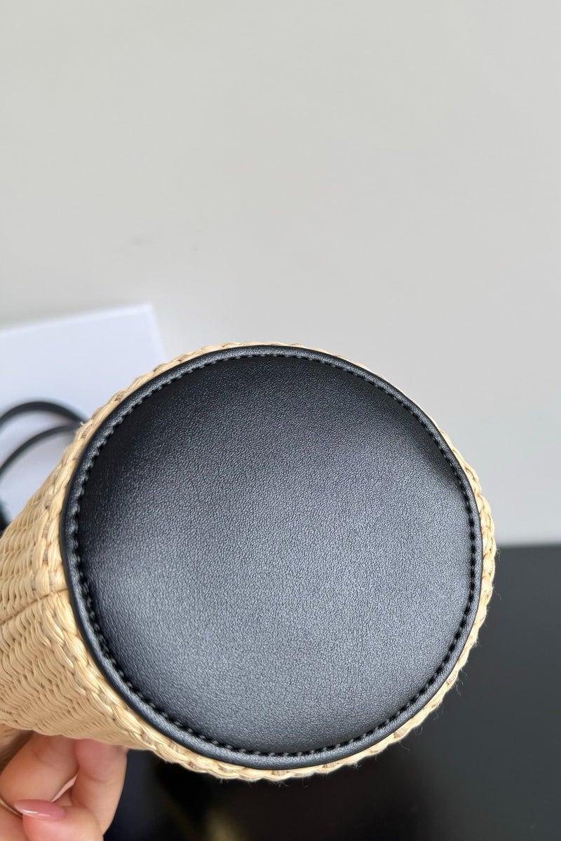 JACQUEMUS Leather petit Bambola bucket bag with crossbody strap - Image 3