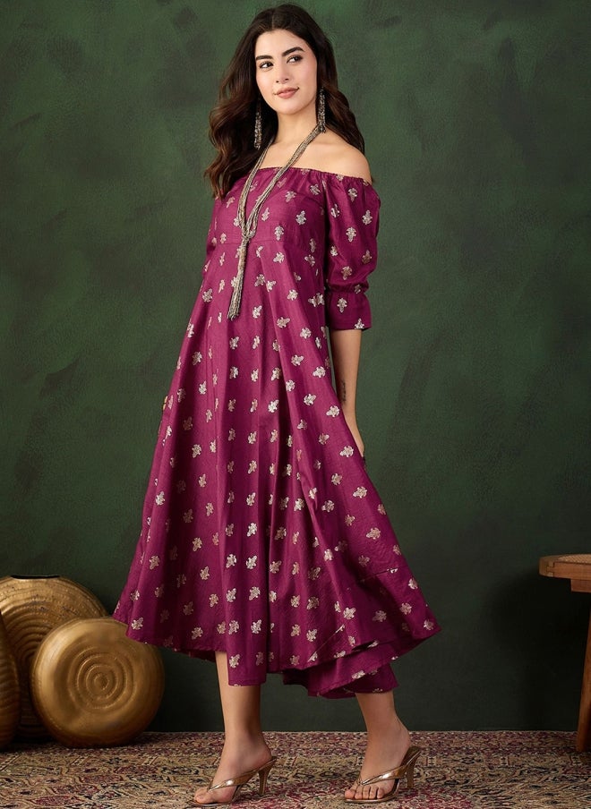 أيه كيه إس فستان نسائي عرقي بكتف مكشوف من الحرير بلون عنابي - Image 3