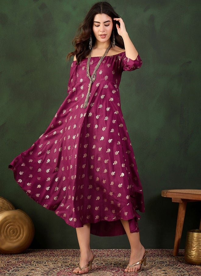 أيه كيه إس فستان نسائي عرقي بكتف مكشوف من الحرير بلون عنابي - Image 2