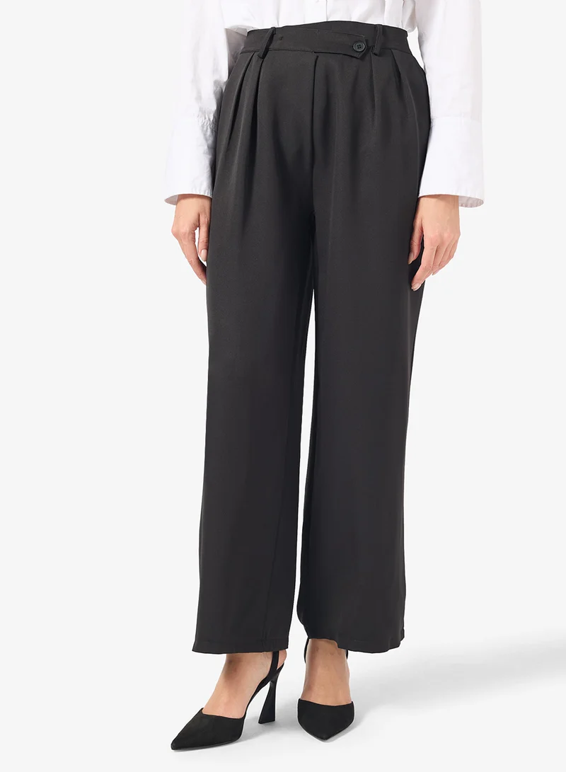 ايلا بنطلون خصر عالي بتفاصيل أزرار مائلة