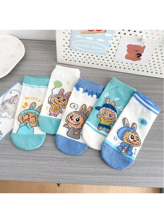 ناما جوارب أطفال/شبابية بتصاميم الأرنب المرحة (مقاس XL)  مجموعة مبهجة ومرحة من الجوارب العصرية، تتميز برسومات كرتونية لشخصية أرنب (Bunny) بتعبيرات مختلفة وملابس متنوعة. هذه الجوارب مثالية لإضفاء لمسة من الحيوية والفكاهة على الإطلالة اليومية، سواء للأطفال أو اليافعين. تتباين ألوان الجوارب وتصاميمها، مما يجعل كل زوج قطعة فريدة ومميزة.