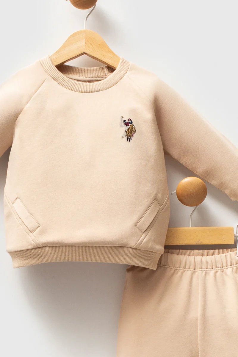 يو اس بولو اسن طقم بيج من قطعتين للأولاد من يو إس بولو أسن