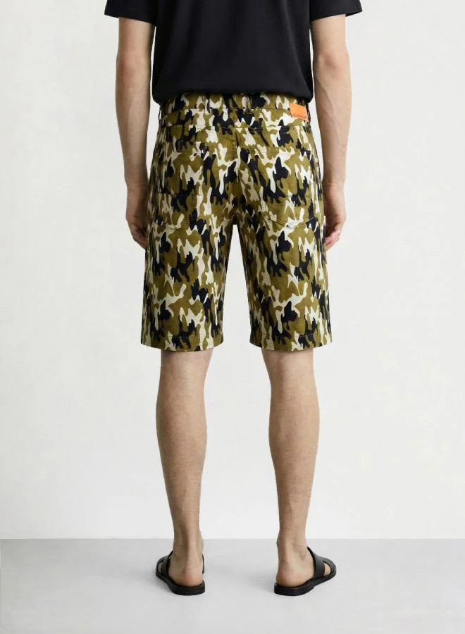 ذا انديان كراج كو Men Slim Fit Camouflaged Round Pocket Mid-Rise Shorts