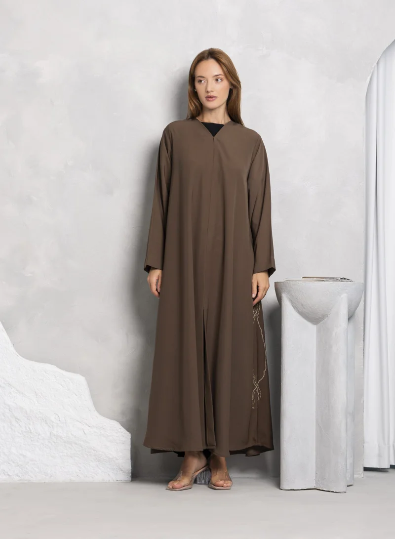 نيكياس قماش كريب ناعم باللون البني مع تطريز يدوي على الجوانب