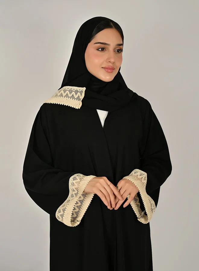 عبايات حوراء عباية لف سوداء بأكمام واسعه مزينة بتفاصيل كورشيه بيج