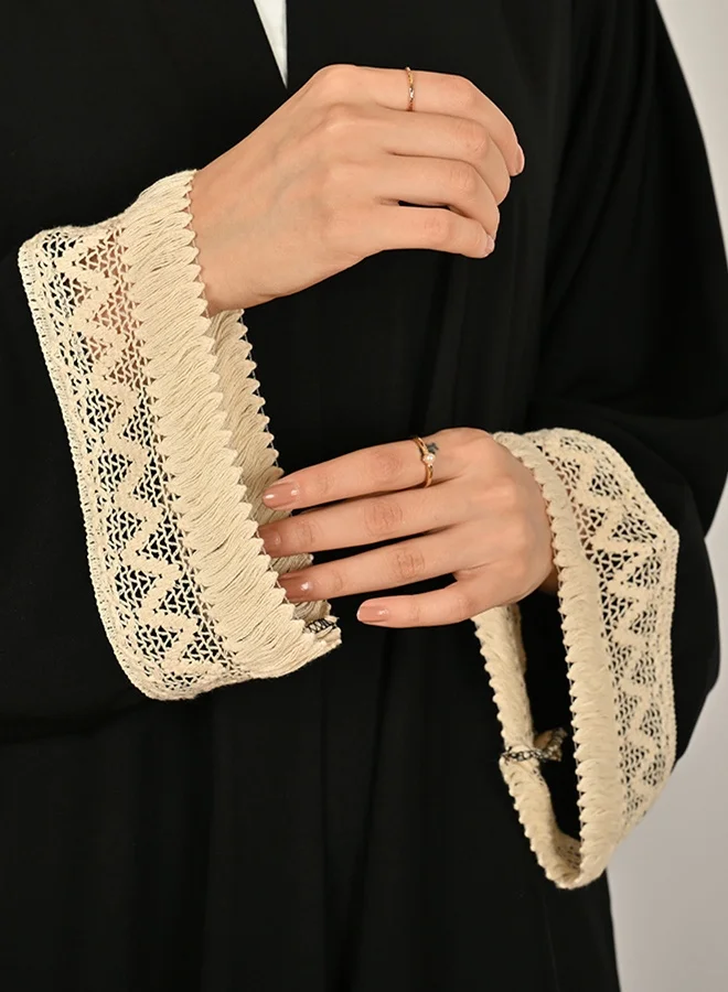 عبايات حوراء عباية لف سوداء بأكمام واسعه مزينة بتفاصيل كورشيه بيج