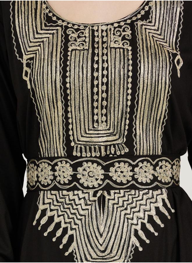 مكسيم كريشن قفطان طويل بياقة سكوب وتفاصيل مُطرّزة  - Image 3