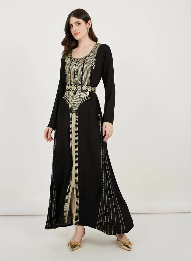 مكسيم كريشن قفطان طويل بياقة سكوب وتفاصيل مُطرّزة