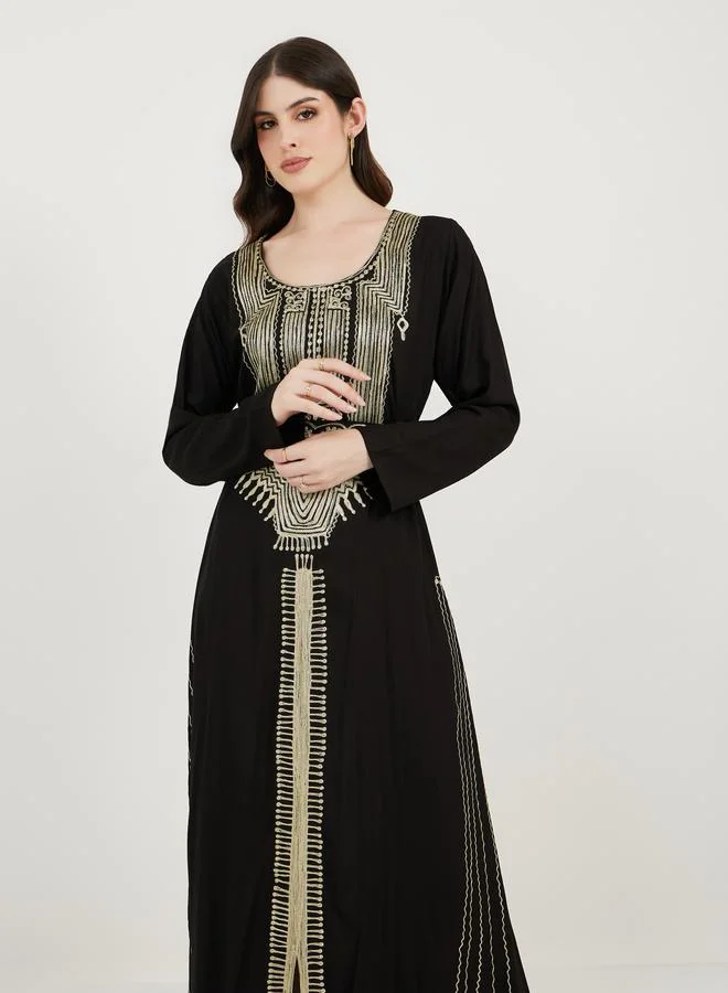 مكسيم كريشن قفطان طويل بياقة سكوب وتفاصيل مُطرّزة