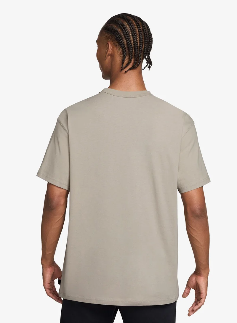 نايكي تيشيرت أساسي فاخر مستدام من إن إس دبليو