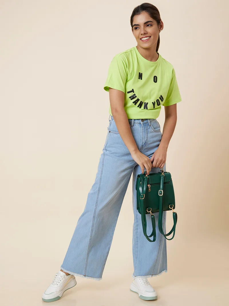 جلو باص جينز نسائي واسع الساق بخصر متوسط ومرونة عالية وحواف ممزقة