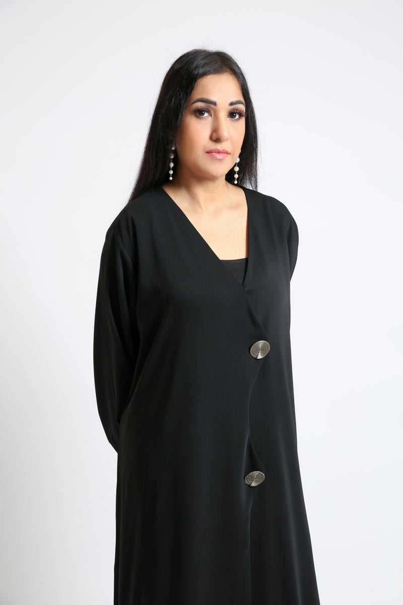 نيكياس عباية نيكاس سوداء بكريب وأزرار معدنية ونقش متعرج - Image 1