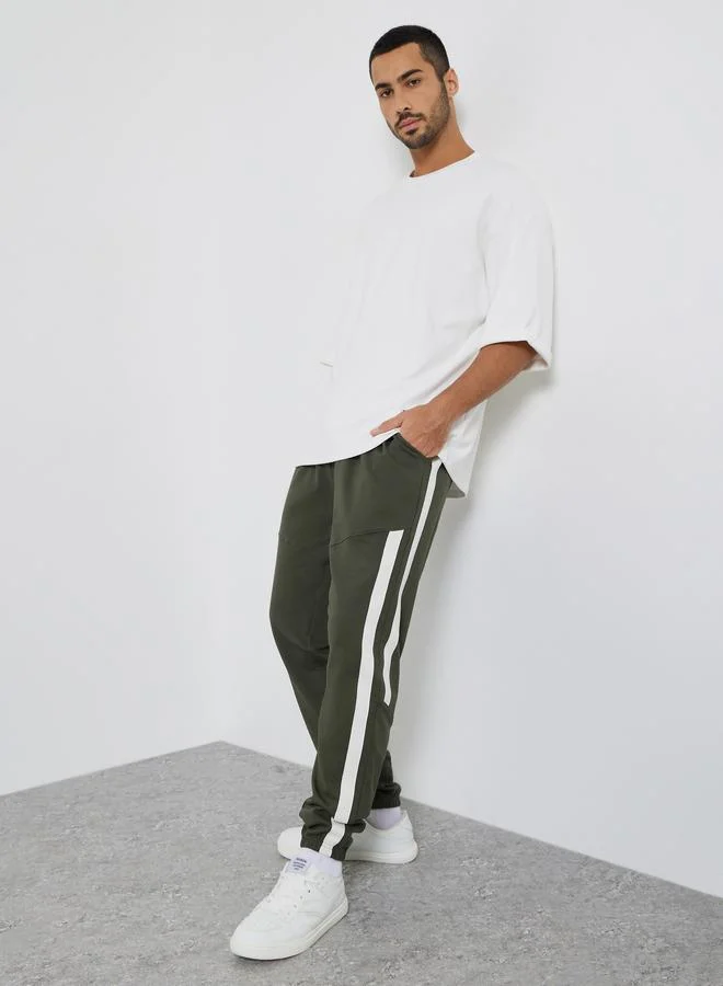 ستايلي بنطال جوغر بقصة واسعة وشريط جانبي