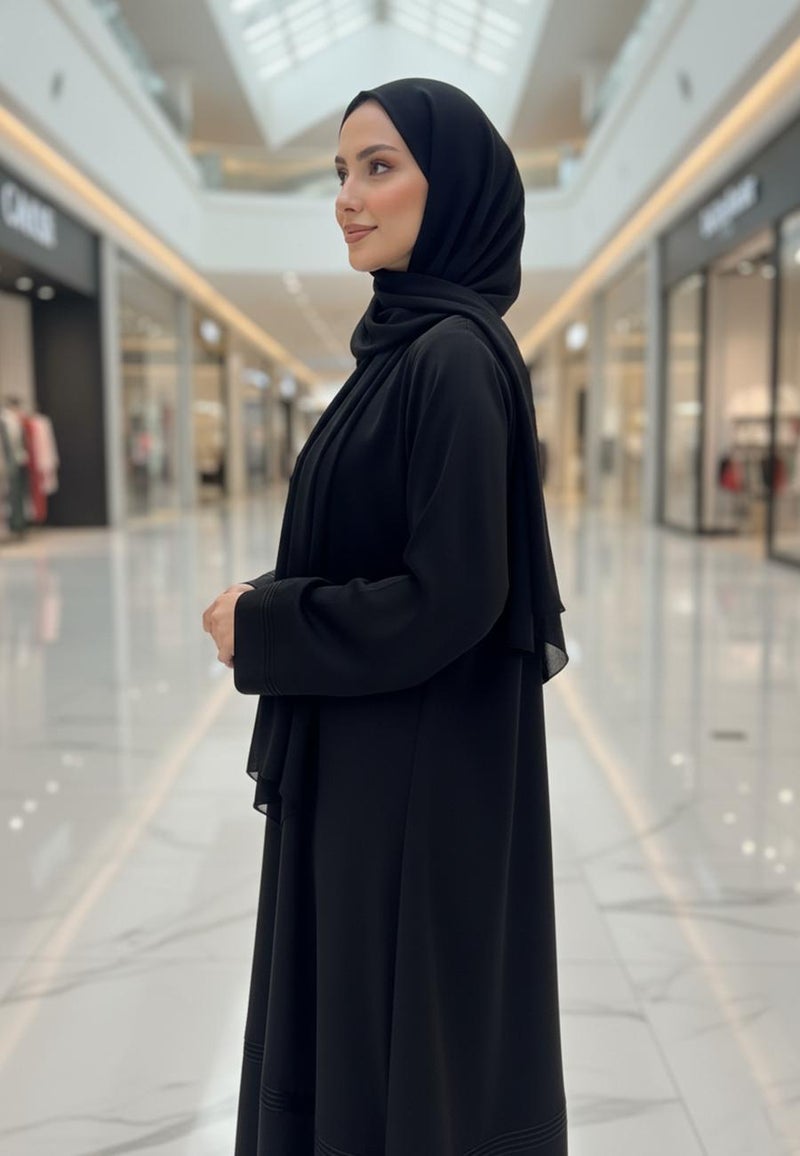 النخبة عباية سوداء كلاسيكية بتفاصيل شريط مطوي من قماش ندا - ٨٠٩ - Image 3