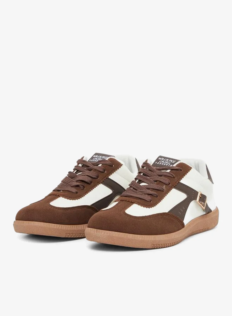 ستايلي اكتيف سنيكرز برباط وتفاصيل إبزيم بألوان متداخلة من ستايلي