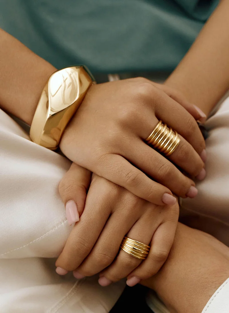 Lichi Voluminous bracelet made from bent metal