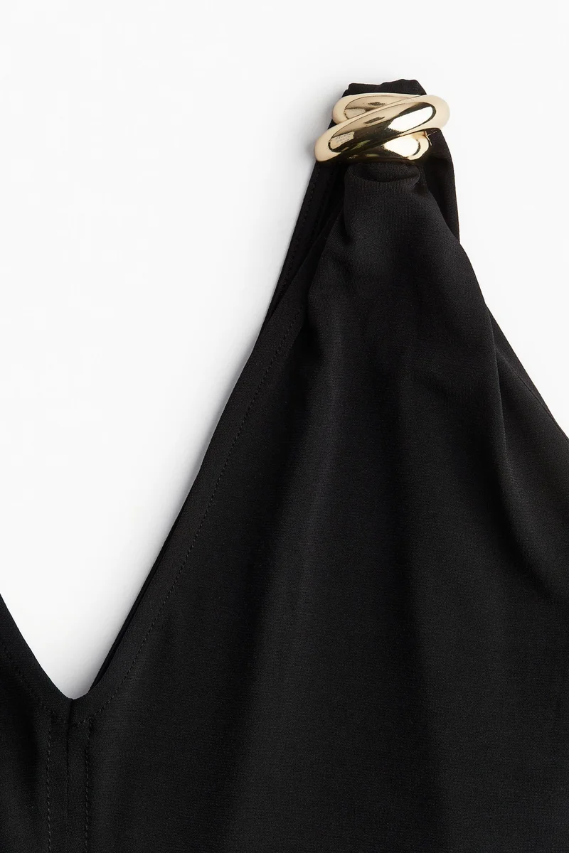 اتش اند ام فستان بياقة على شكل حرف