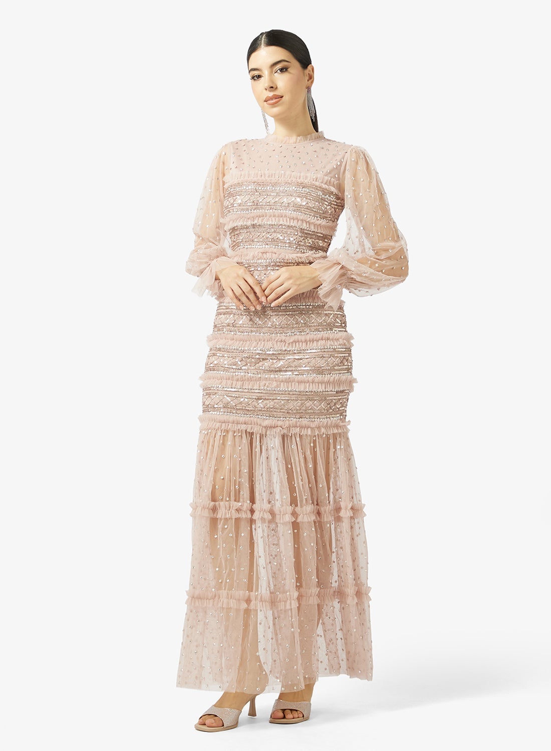 فستان طويل من التول مزين بأكمام طويلة