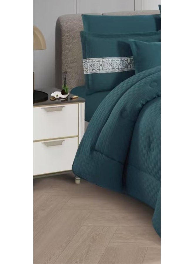 لوفيرا طقم مفرش نفرين ملكي لحاف قماش متين وناعم ونقشة عصرية 8 قطع مقاس كنج - Image 2