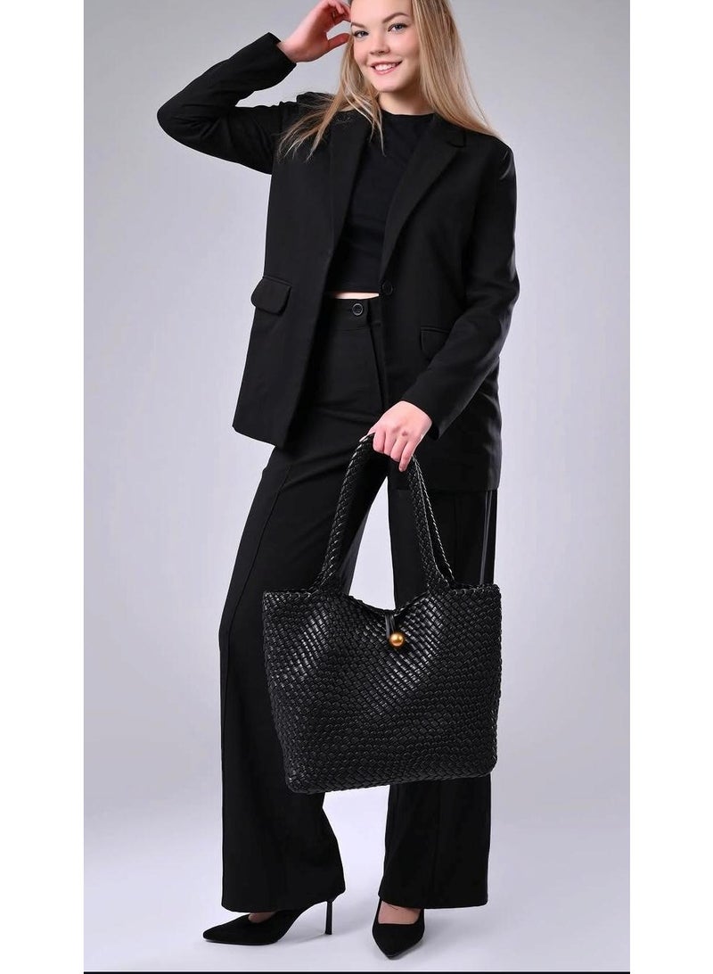 PACIFIC Women's shoulder bag with dimensions and sizes suitable for storage of the finest leather materials with a distinctive closure and adjustable hands - Image 2
