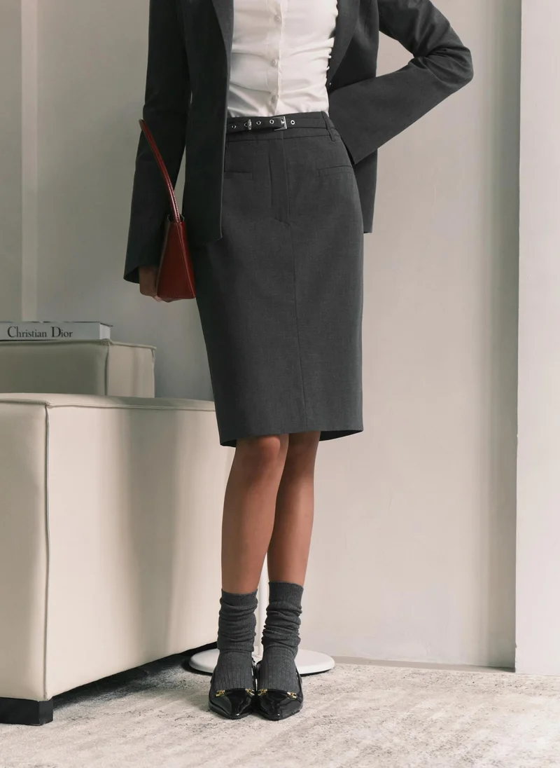 ليتشي تنورة قصيرة بطول الركبة مع جيوب جانبية مقلدة وحزام