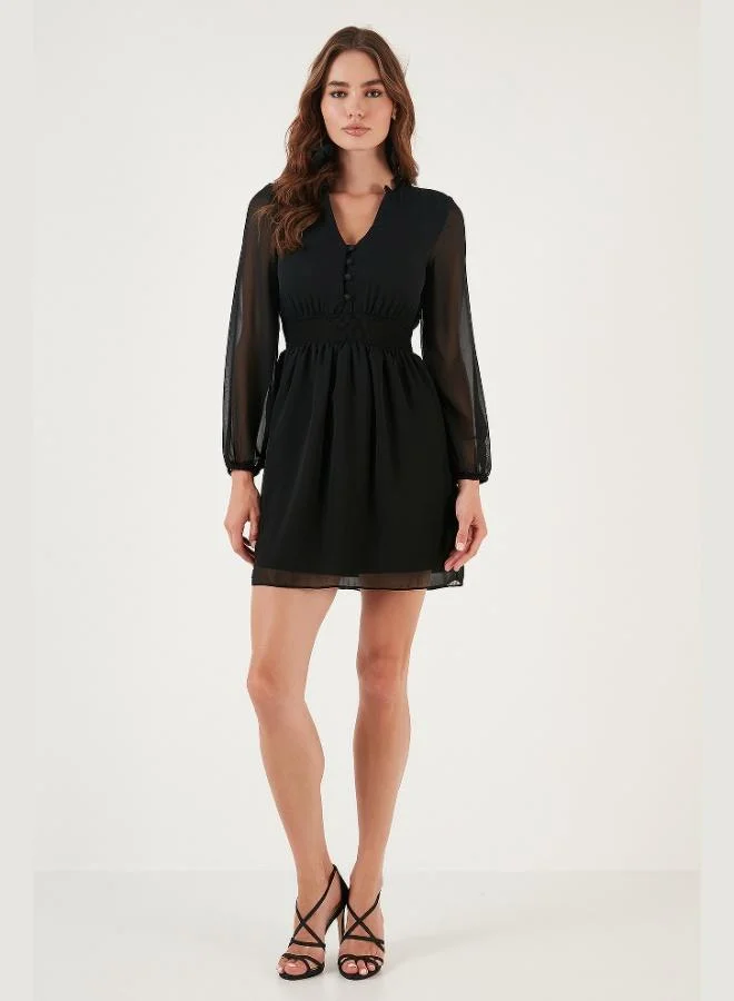 ليلا فستان قصير ليلا بياقة على شكل حرف  وقصة عادية بتفاصيل أزرار من الشيفون للنساء