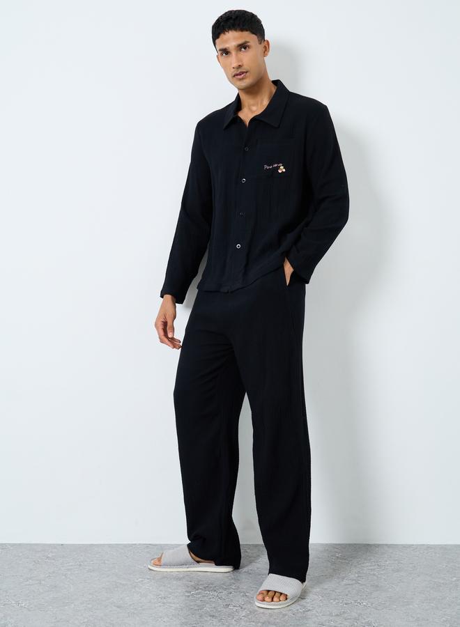 ستايلي طقم من بنطال بيجاما وقميص بتفاصيل بارزة الملمس - Image 1