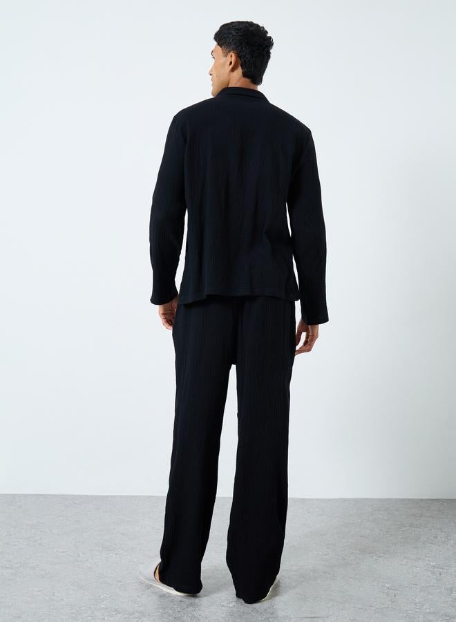 ستايلي طقم من بنطال بيجاما وقميص بتفاصيل بارزة الملمس - Image 4