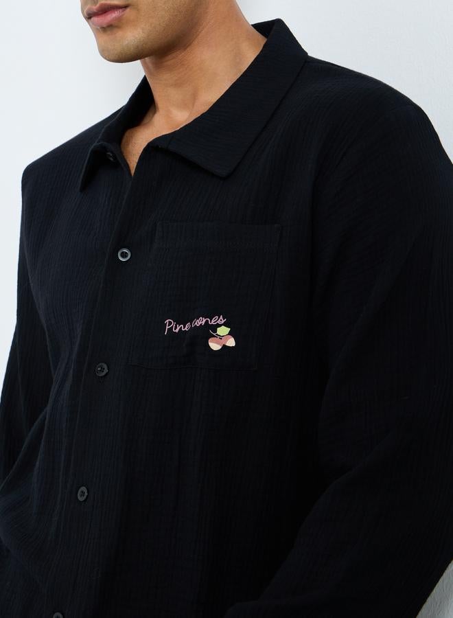 ستايلي طقم من بنطال بيجاما وقميص بتفاصيل بارزة الملمس - Image 3