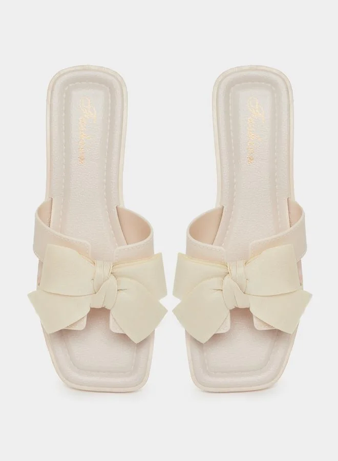 تايك تو صندل مسطح بتفاصيل فيونكة صلبة