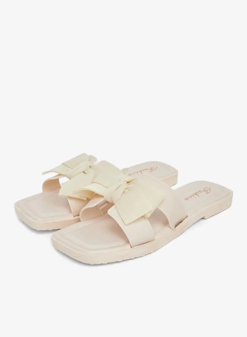 تايك تو صندل مسطح بتفاصيل فيونكة صلبة