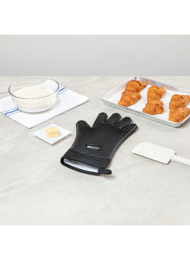 Restaurantware 13 x 7.5 Inch Oven Mitten, 1 Heat-Tolerant Silicone Baking Mitt - Cotton-Lined, Flexible, Black Silicone High Heat Oven Mitt, heavy-duty, Withstand Up To 446 F  - Image 4