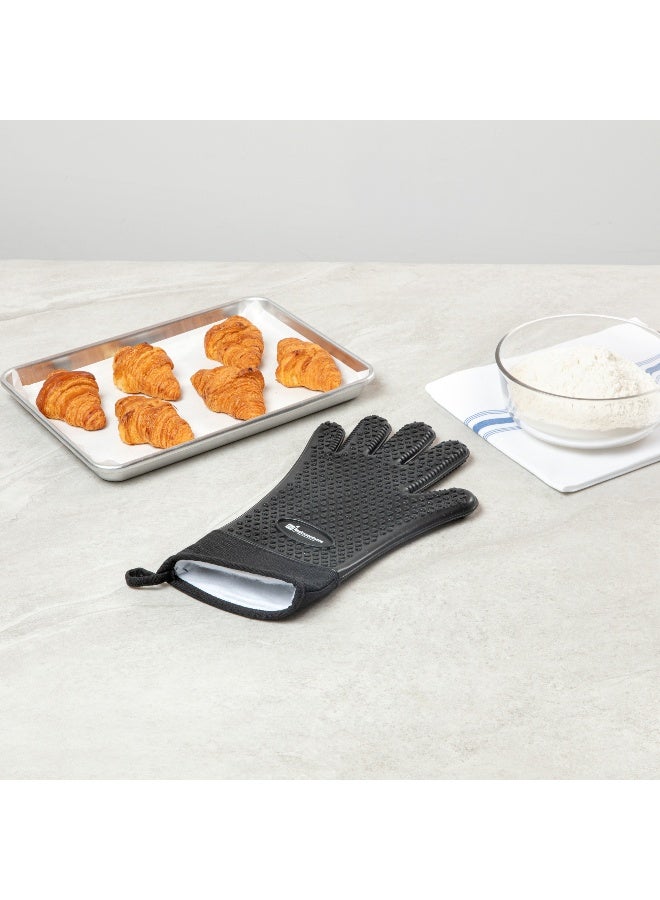 Restaurantware 13 x 7.5 Inch Oven Mitten, 1 Heat-Tolerant Silicone Baking Mitt - Cotton-Lined, Flexible, Black Silicone High Heat Oven Mitt, heavy-duty, Withstand Up To 446 F  - Image 3