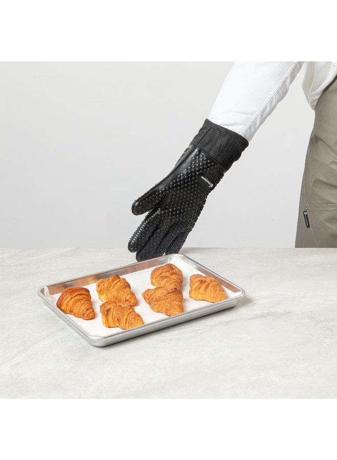 Restaurantware 13 x 7.5 Inch Oven Mitten, 1 Heat-Tolerant Silicone Baking Mitt - Cotton-Lined, Flexible, Black Silicone High Heat Oven Mitt, heavy-duty, Withstand Up To 446 F  - Image 5