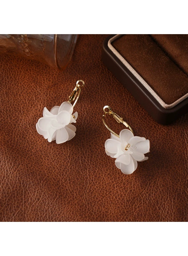 Goolsky أقراط بتلات أكريليك أنيقة فرنسية للنساء – مجوهرات دائرية زهرية بسيطة، بتلات أكريليك خفيفة الوزن ومضادة للحساسية، للارتداء اليومي مع الملابس الكاجوال المكتبية - Image 3