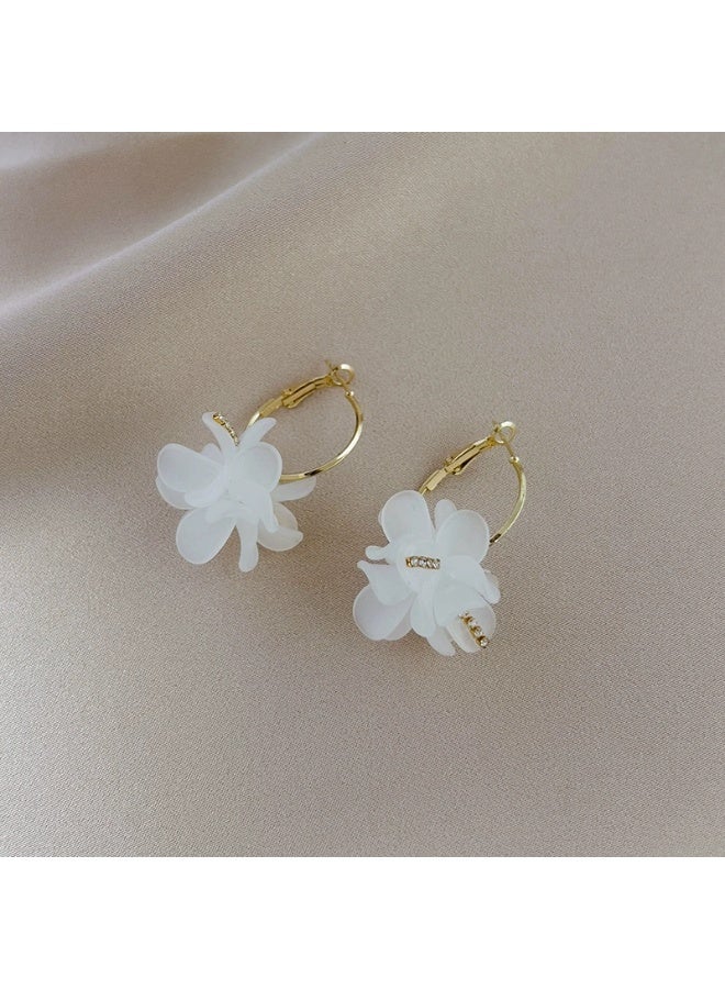 Goolsky أقراط بتلات أكريليك أنيقة فرنسية للنساء – مجوهرات دائرية زهرية بسيطة، بتلات أكريليك خفيفة الوزن ومضادة للحساسية، للارتداء اليومي مع الملابس الكاجوال المكتبية - Image 4