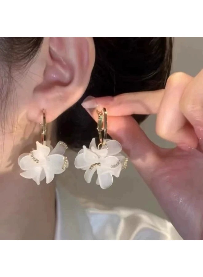 Goolsky أقراط بتلات أكريليك أنيقة فرنسية للنساء – مجوهرات دائرية زهرية بسيطة، بتلات أكريليك خفيفة الوزن ومضادة للحساسية، للارتداء اليومي مع الملابس الكاجوال المكتبية - Image 1