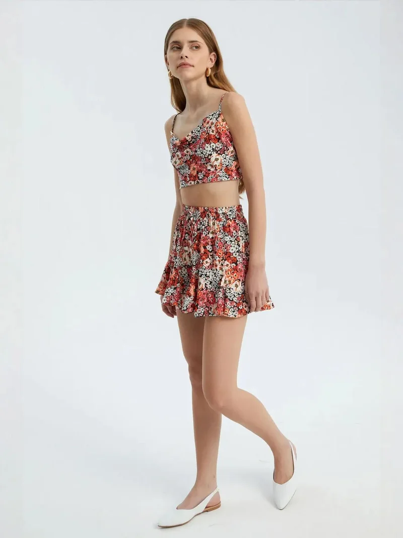 زوبعة شورت نسائي بخصر عالٍ مطاطي مزين بالزهور وكشكشة