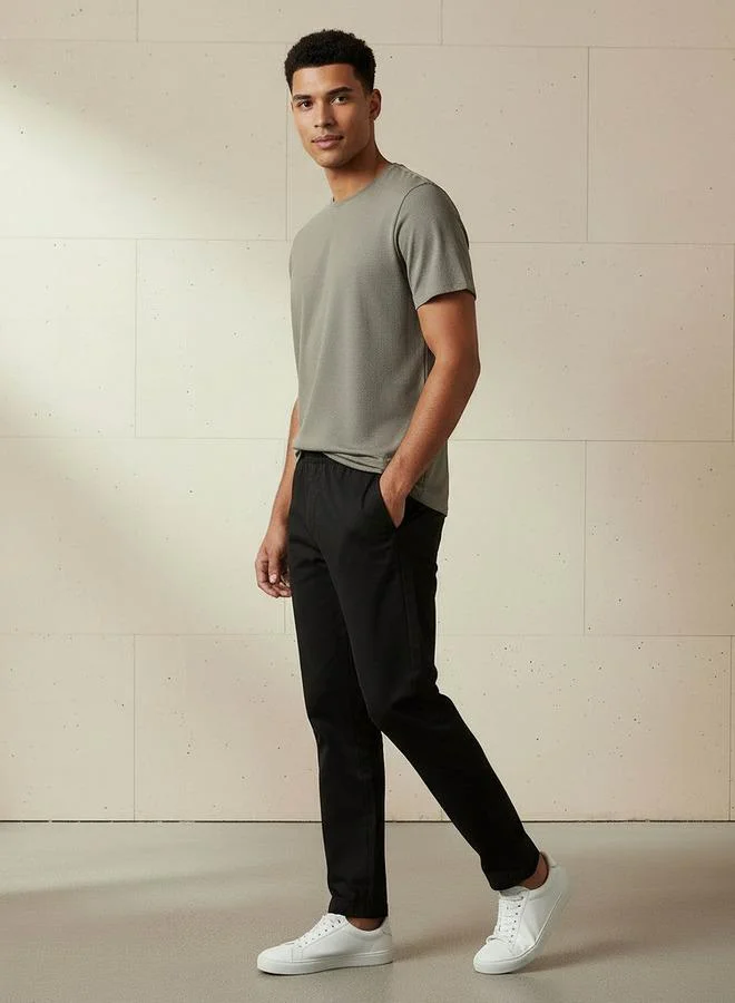 ايكونيك تيشيرت رجالي قصير الأكمام بياقة دائرية بقصة ضيقة بنقشة فشار أيقونية