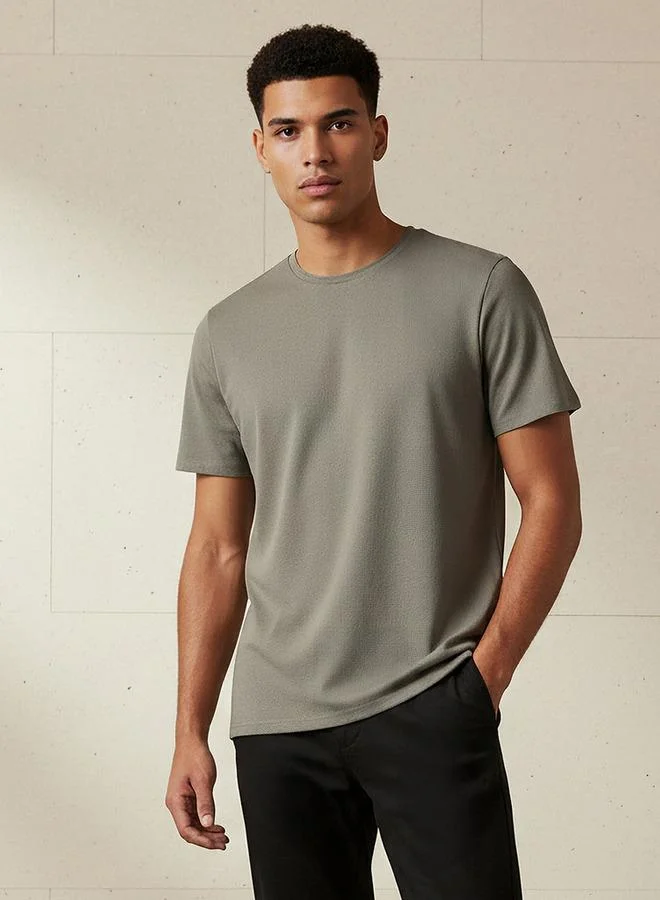 ايكونيك تيشيرت رجالي قصير الأكمام بياقة دائرية بقصة ضيقة بنقشة فشار أيقونية