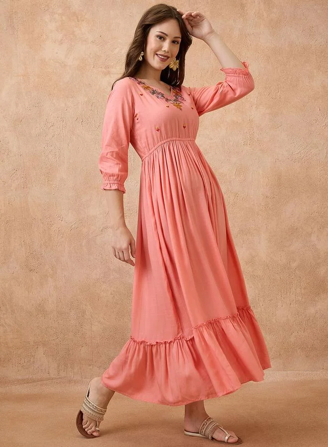 جلو باص فستان فيوجن طويل مطرز عند الصدر بقصة واسعة