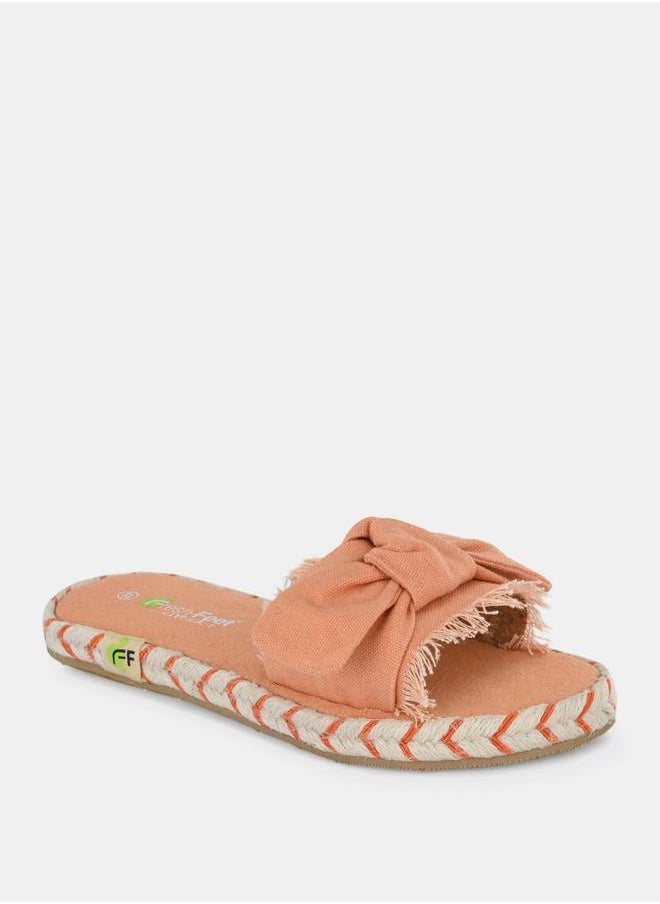 Fresh Feet صندل مسطح مفتوح من الأمام ومزين بفيونكة ممزقة  - Image 1