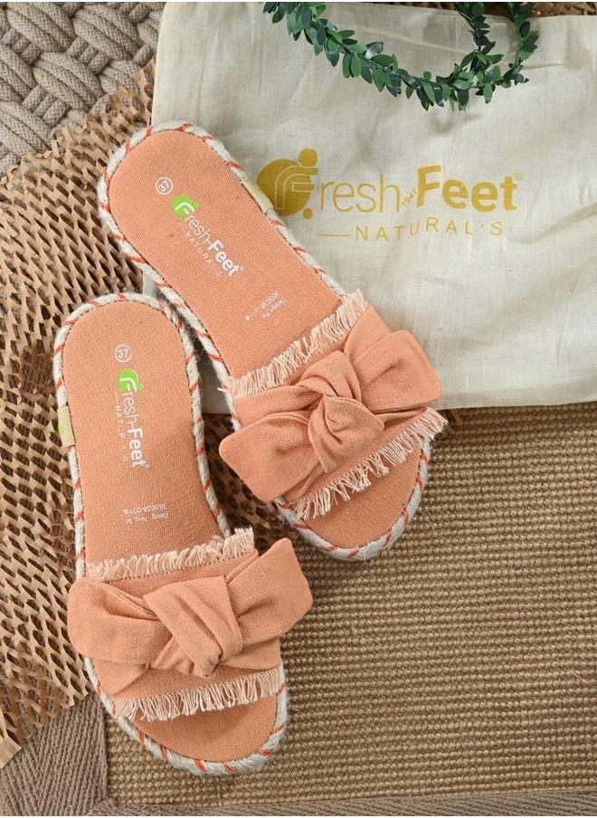 Fresh Feet صندل مسطح مفتوح من الأمام ومزين بفيونكة ممزقة  - Image 3