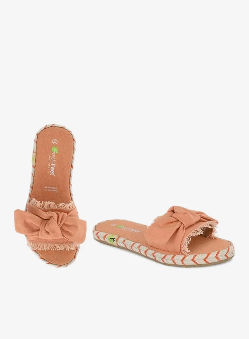 فريش فيت صندل مسطح مفتوح من الأمام بشريط مزخرف بفيونكة ممزقة من فريش فيت