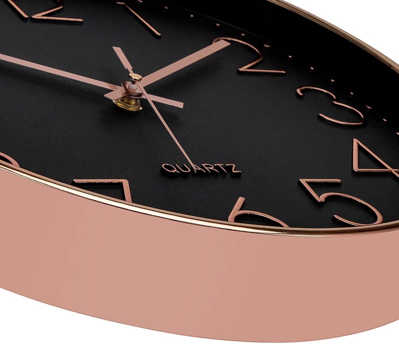 TEKCOOL ساعة حائط رقمية بلاستيكية 12" هادئة كوارتز زخرفية أحدث ساعة كلاسيكية تعمل بالبطارية دائرية سهلة القراءة لغرفة/منزل/مطبخ/غرفة نوم/مكتب/مدرسة - (أسود وردي) - Image 3