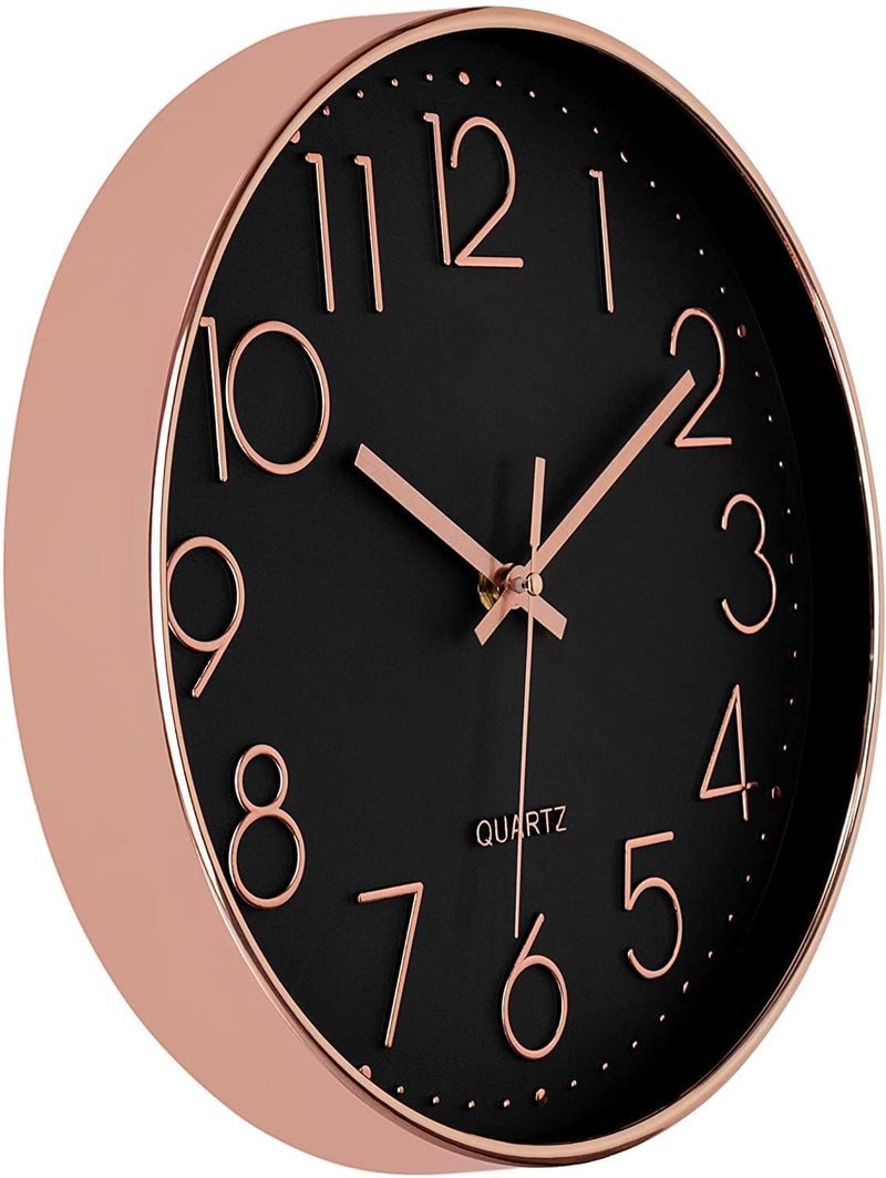 TEKCOOL ساعة حائط رقمية بلاستيكية 12" هادئة كوارتز زخرفية أحدث ساعة كلاسيكية تعمل بالبطارية دائرية سهلة القراءة لغرفة/منزل/مطبخ/غرفة نوم/مكتب/مدرسة - (أسود وردي) - Image 2